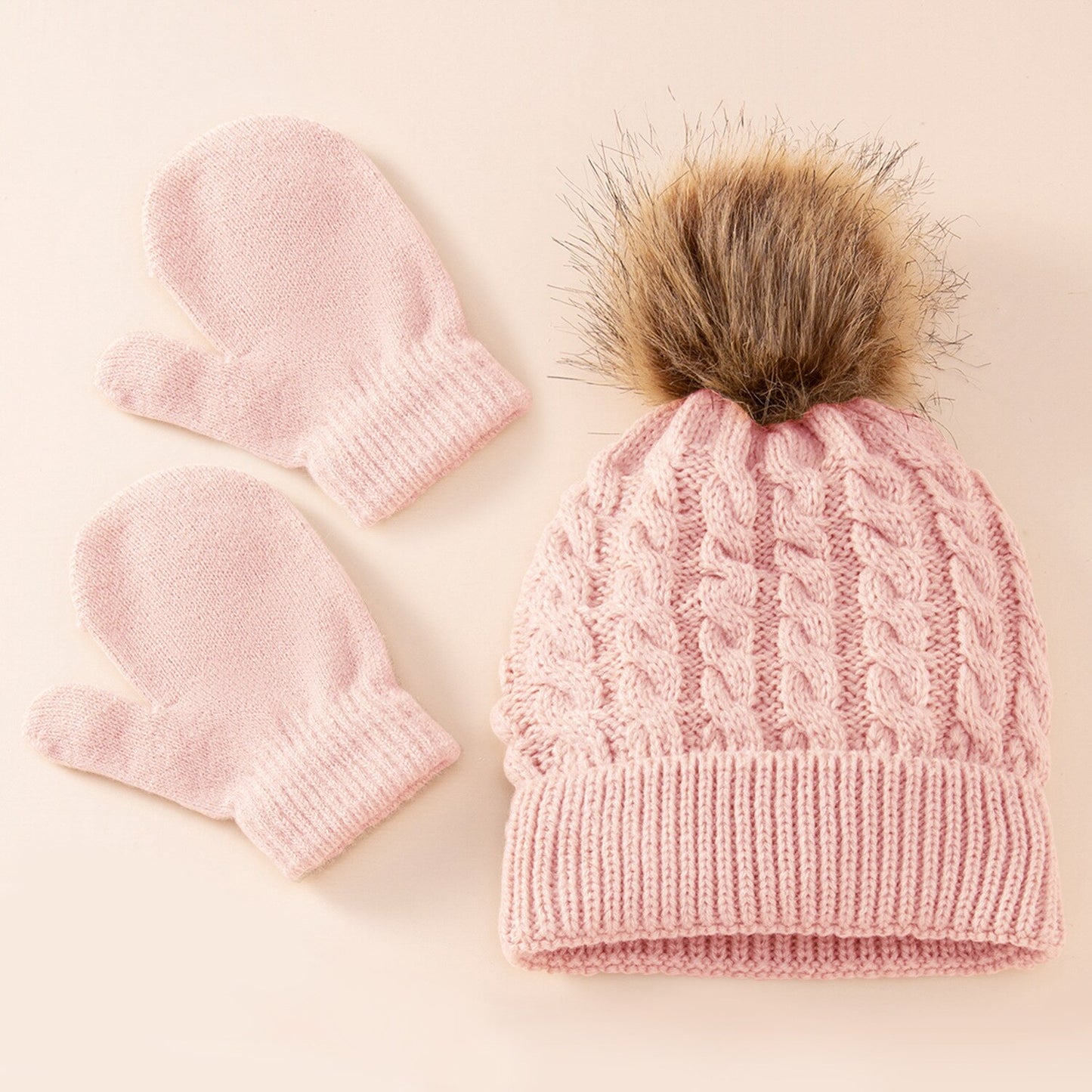 Conjunto de guantes y gorro.