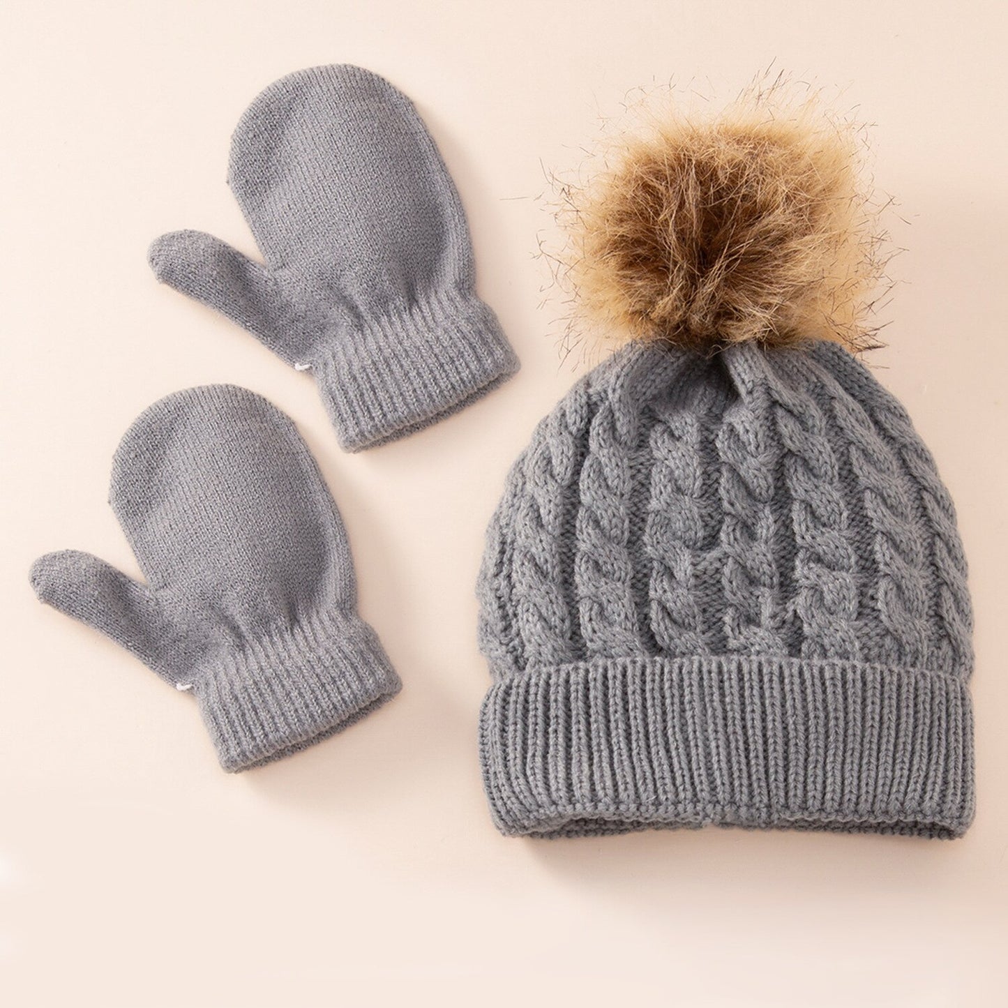 Conjunto de guantes y gorro.