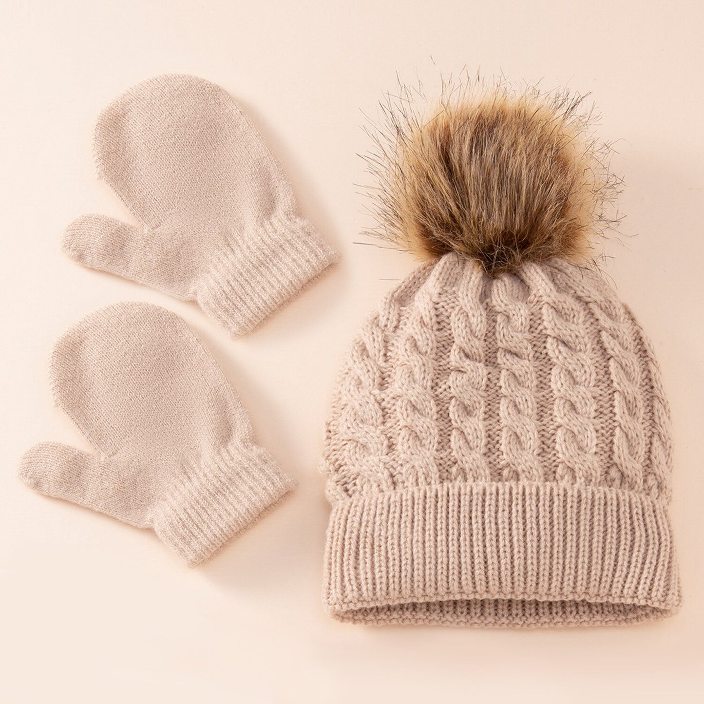 Conjunto de guantes y gorro.