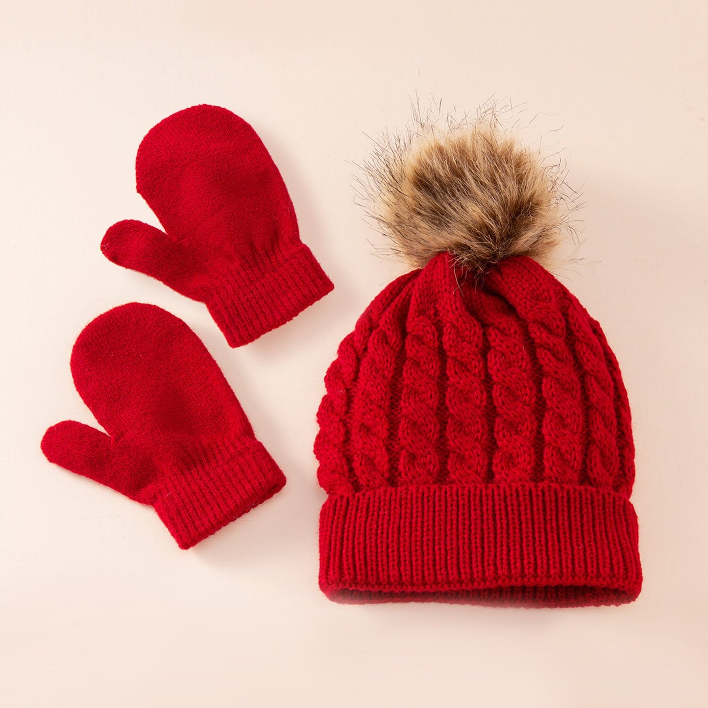 Conjunto de guantes y gorro.